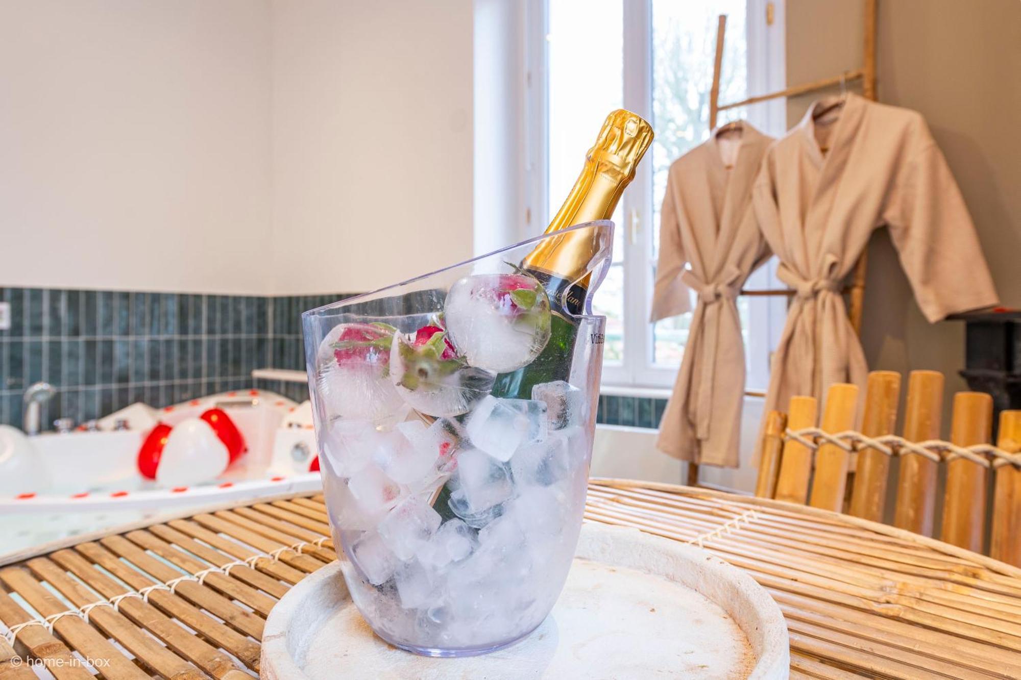 Le Nid D'Eliyah, Suites Avec Jacuzzi 15Min Disneyland Paris ナンテュイユ・レ・モー エクステリア 写真